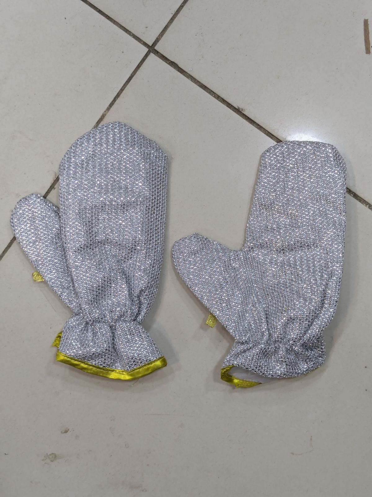 Heavy-Duty Silver Heat-Resistant Oven Mitts | High-Temperature Kitchen Gloves