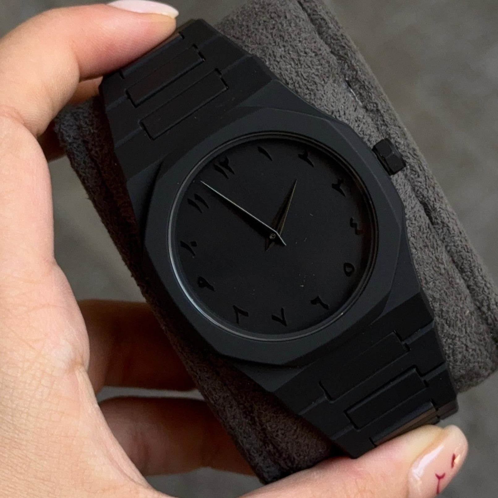 Couple Black AURA Quartz Watch Set – Matching His & Her All-Black Wrist Watches